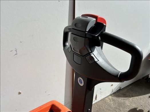 Transpaleta LWE130 Powered pallet truck LWE130 Powered pallet truck- Photo 3