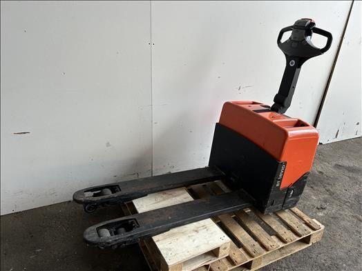 Pallet truck LWE130 Powered pallet truck LWE130 Powered pallet truck- Photo 3