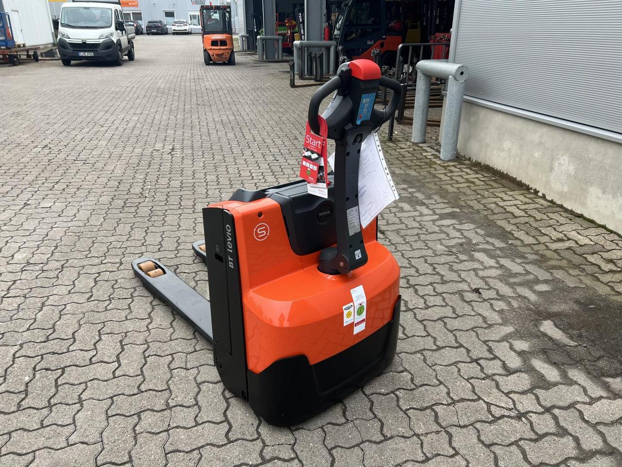 Pallet truck Toyota LWE 140 Toyota LWE 140- Photo 2