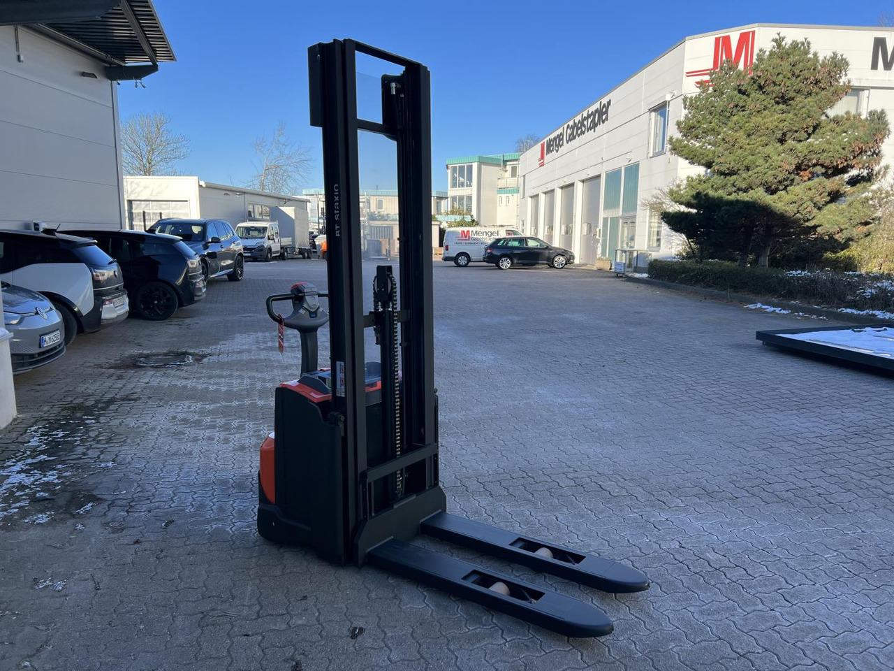 Stacker Toyota SWE 120 / Akku überh.! Toyota SWE 120 / Akku überh.!- Photo 3