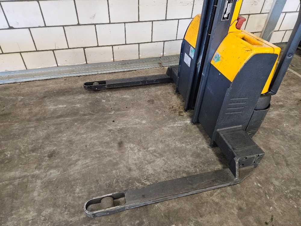 Pallet truck EMC B10 EMC B10- Photo 8