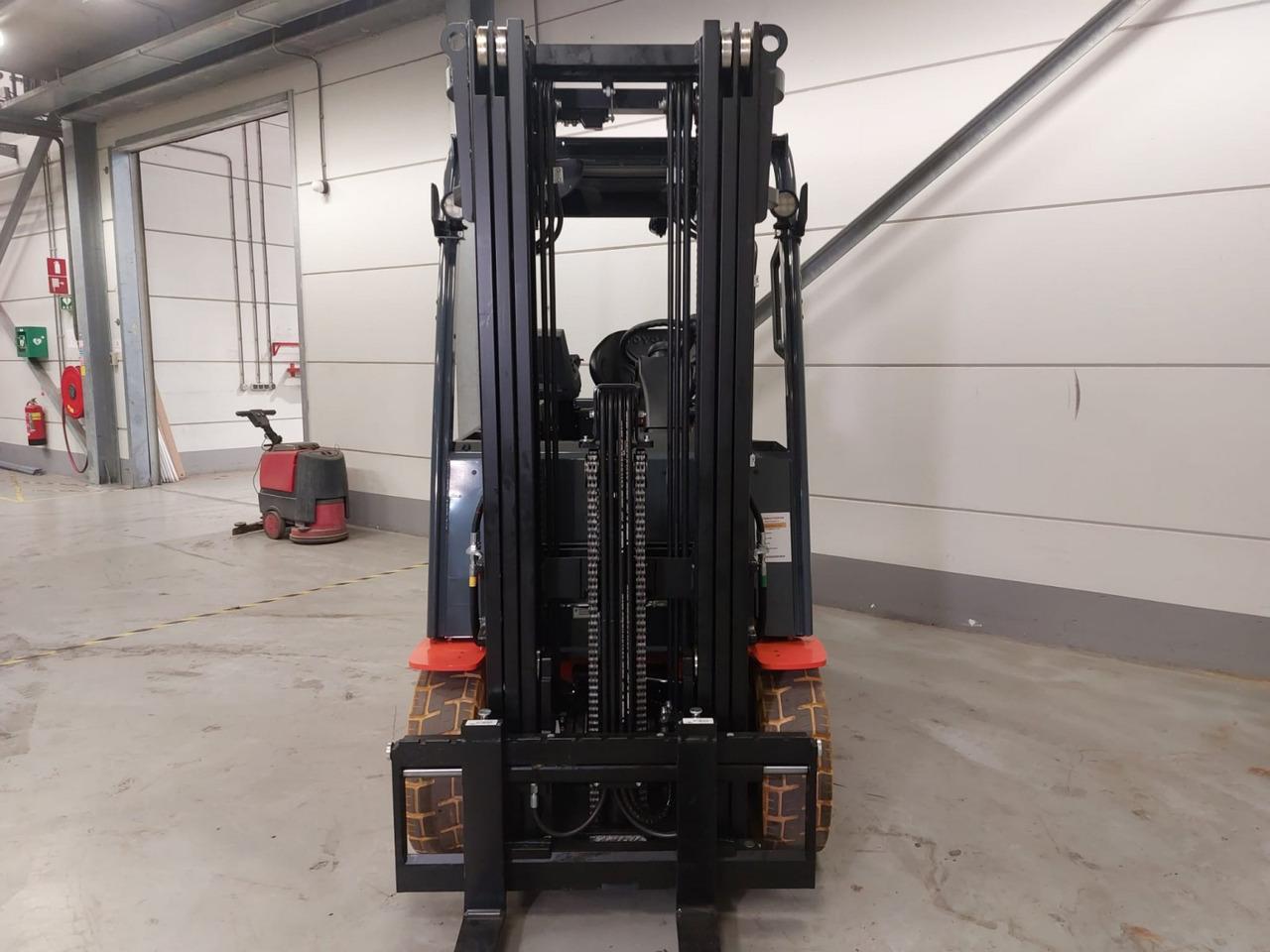 Diesel forklift- Photo 5