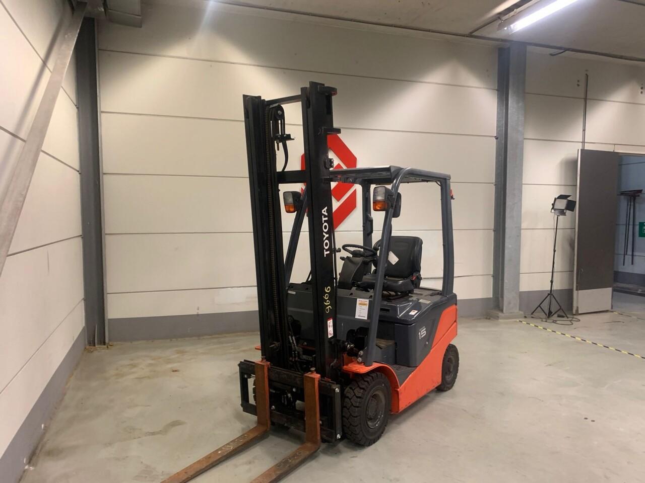 Diesel forklift- Photo 3