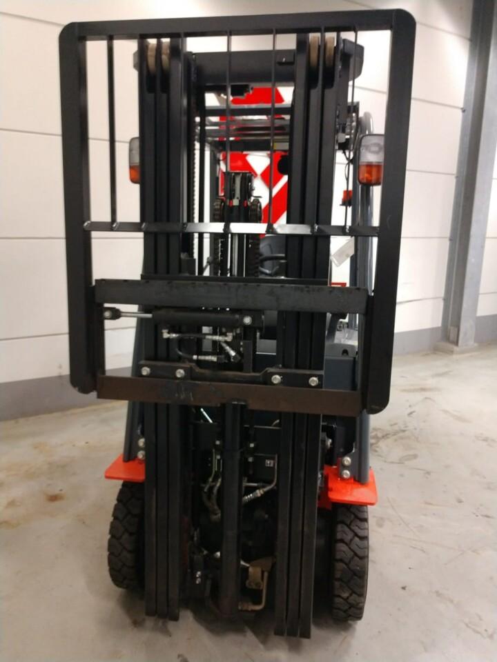 Diesel forklift- Photo 5