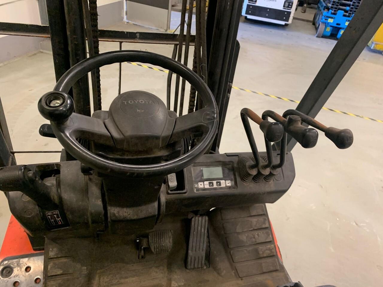 Diesel forklift- Photo 9