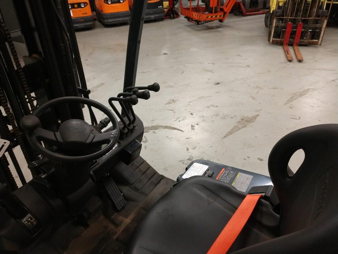 Diesel forklift- Photo 9