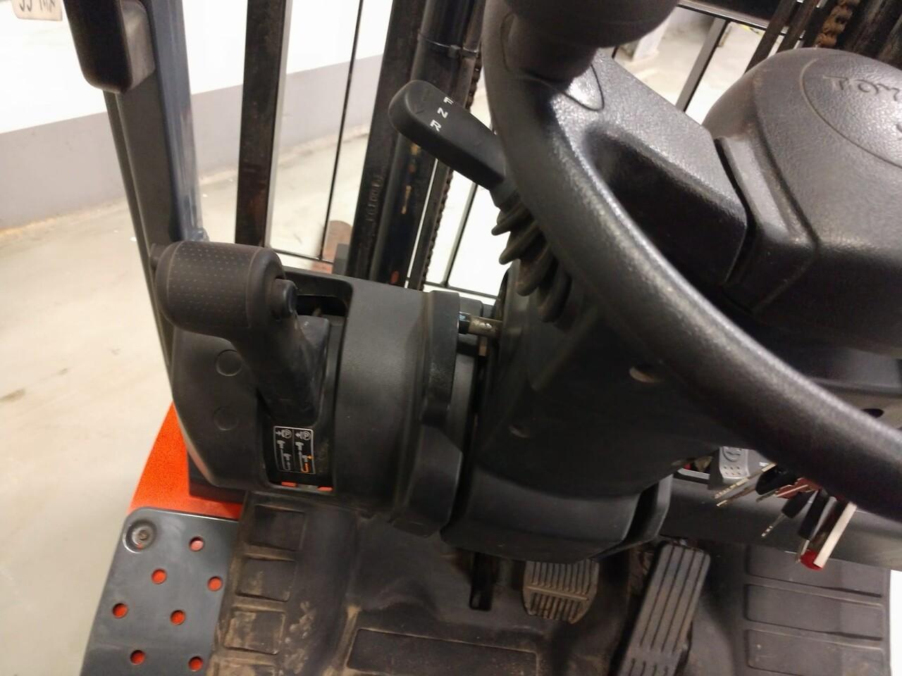 Diesel forklift- Photo 8