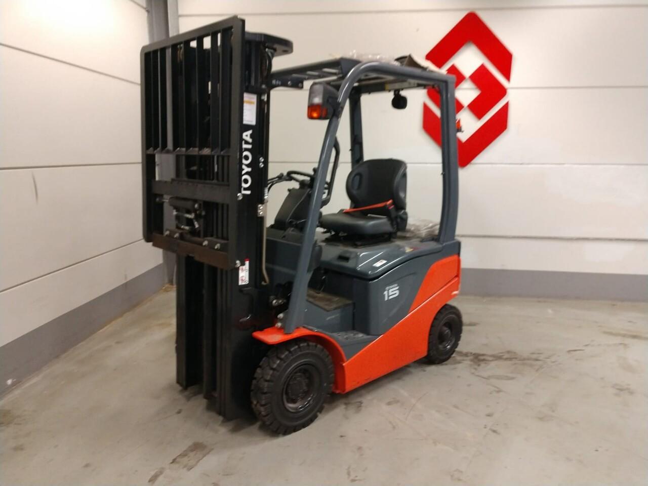 Diesel forklift- Photo 3