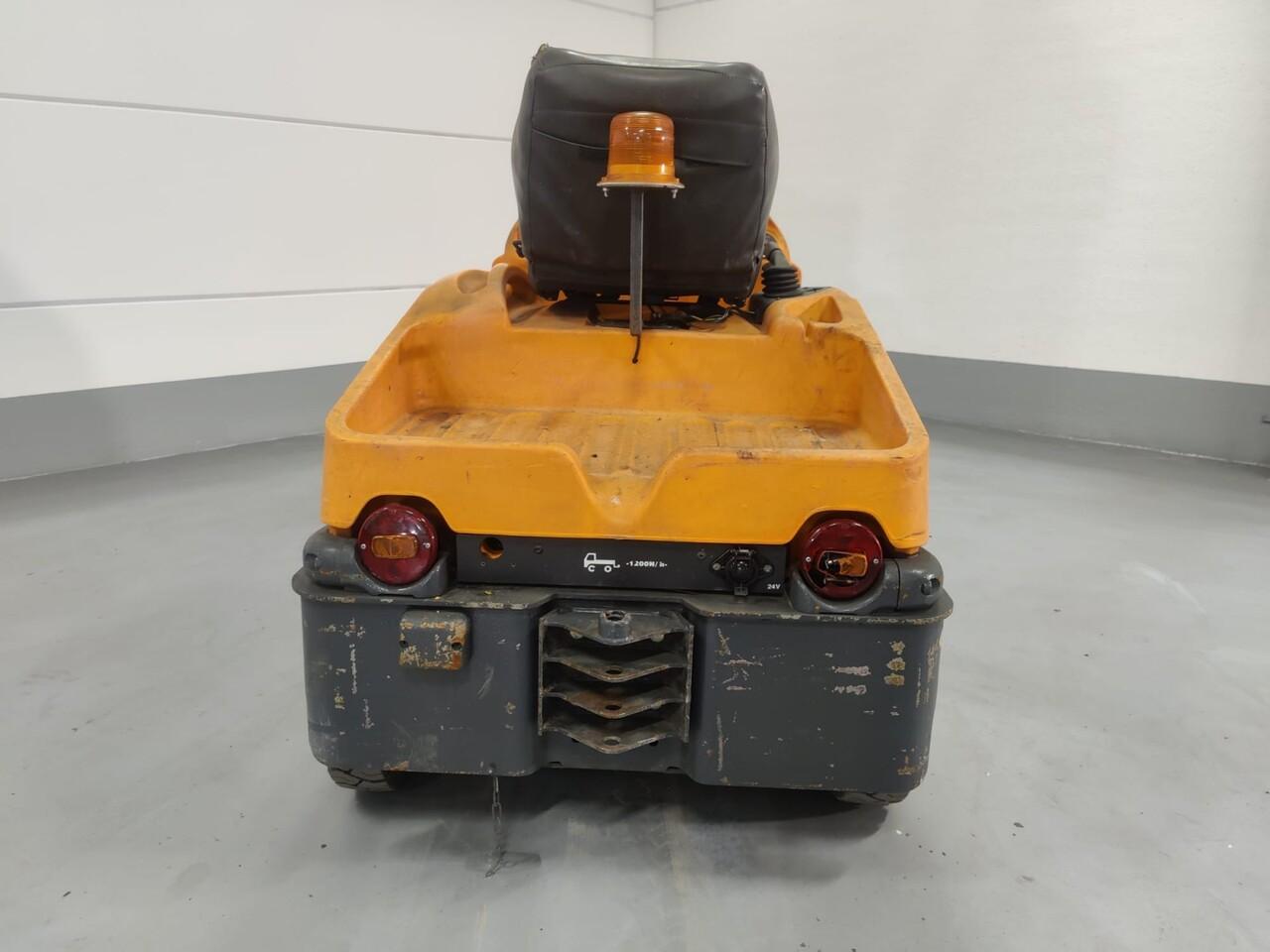 Tow tractor- Photo 8