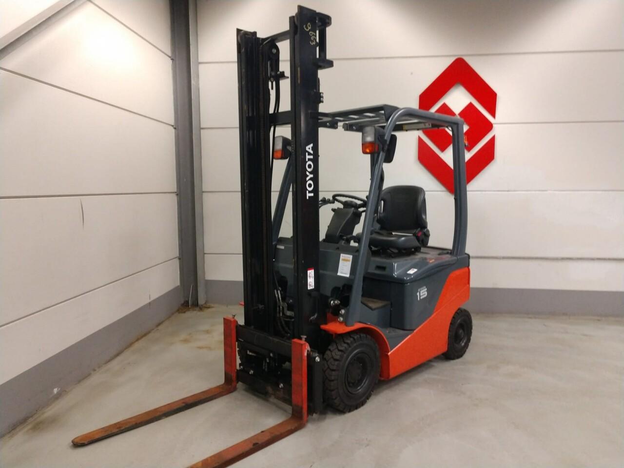 Diesel forklift- Photo 3