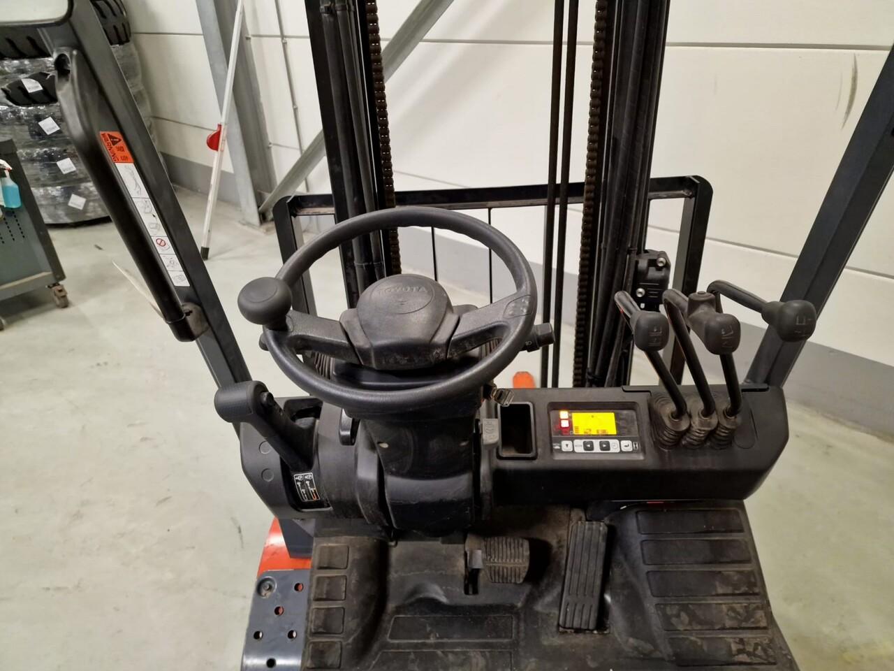 Diesel forklift- Photo 9