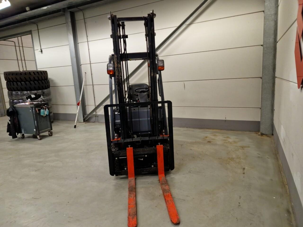 Diesel forklift- Photo 5